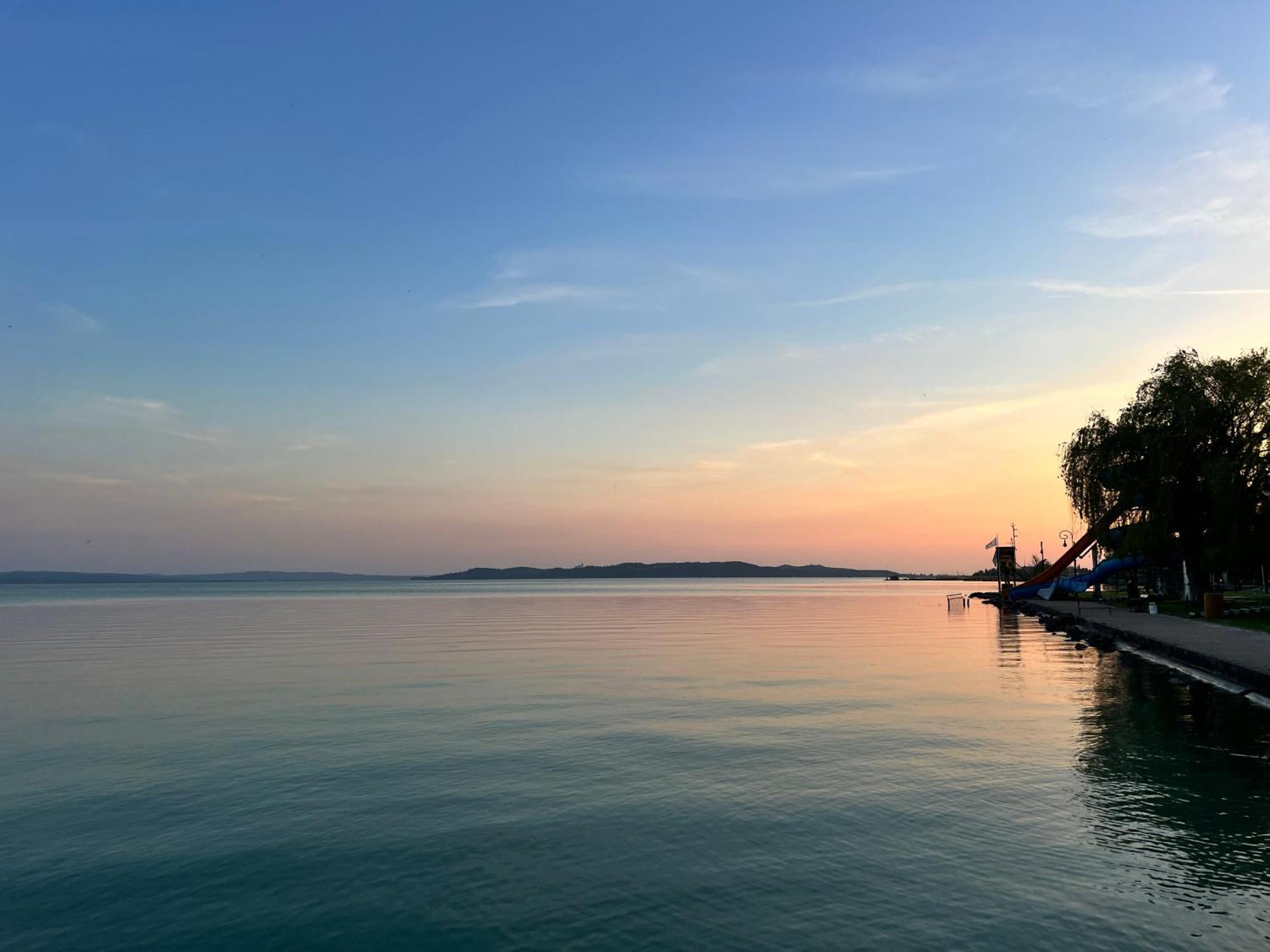 Neon Apartman Csopak Balaton 外观 照片