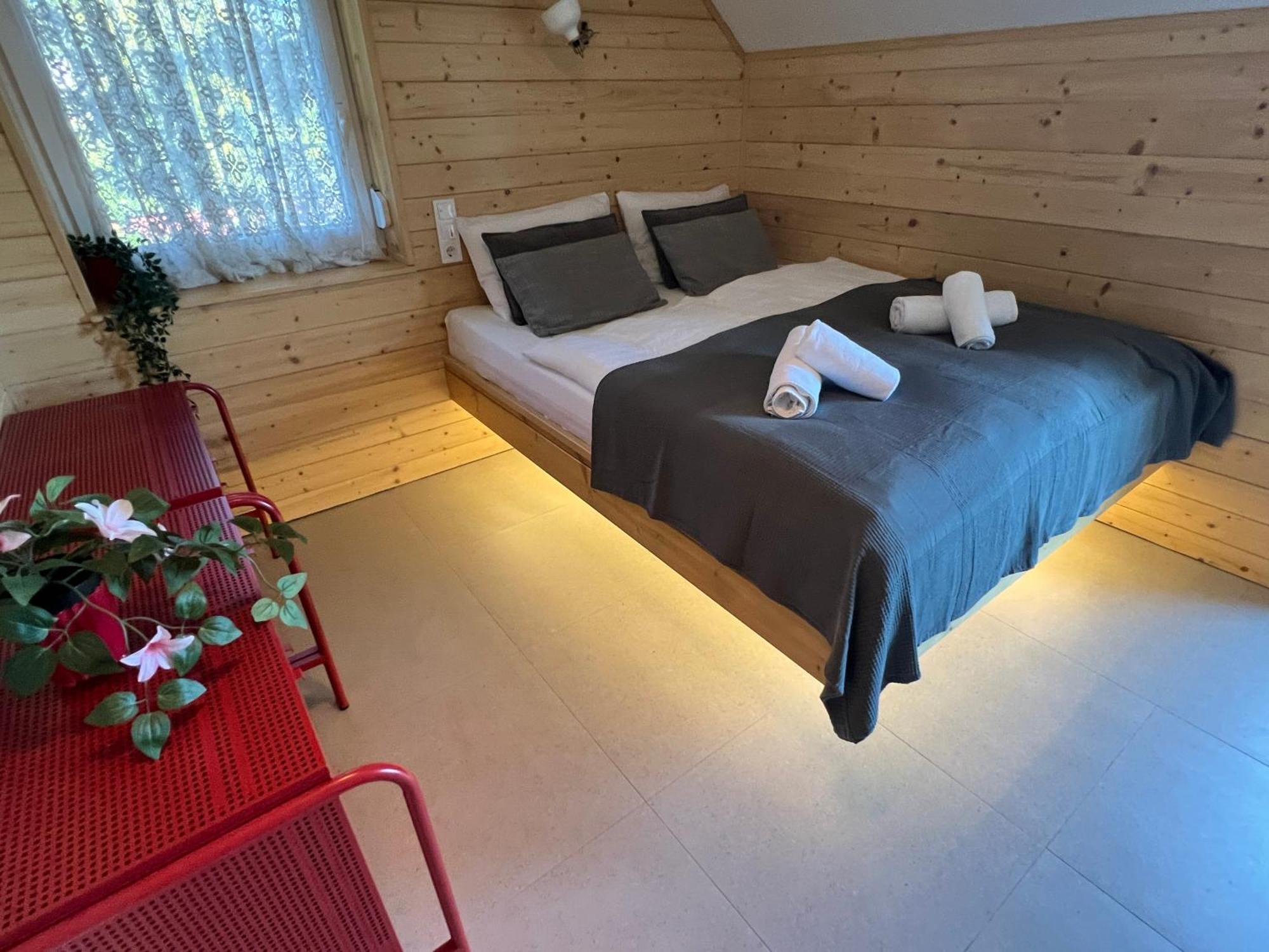 Neon Apartman Csopak Balaton 外观 照片